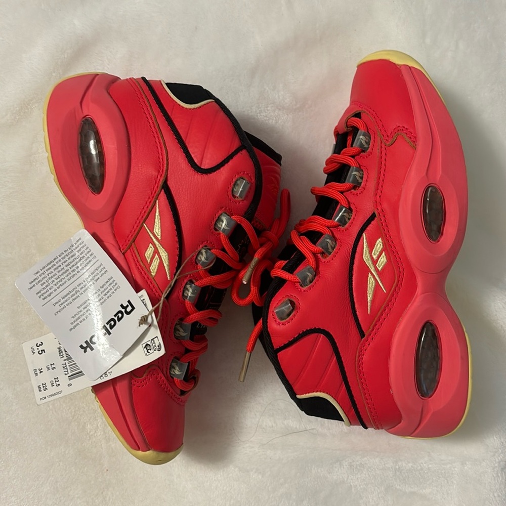 Reebok “Hot Ones” Mid Basketball sneakers NWT